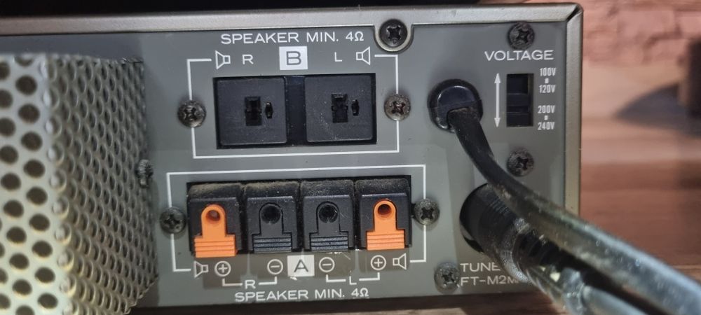 стерео комплект Hitachi HA-M2 (усилвател) и FT-M2 (тунер).