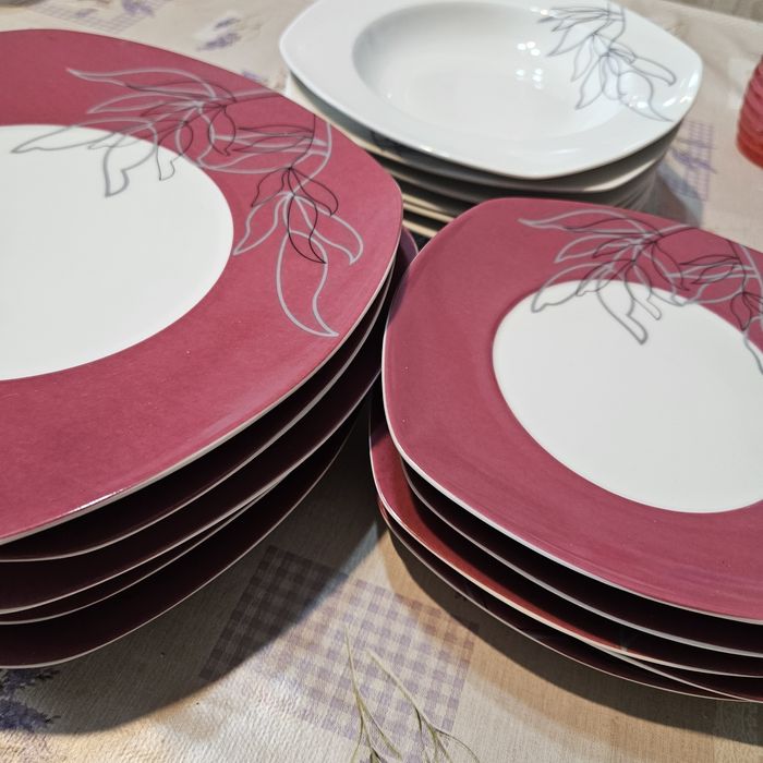 Vând seturi farfurii pentru 6 persoane