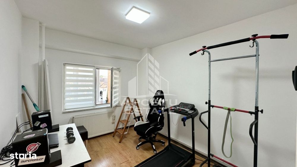 Apartament de vanzare cu 3 camere si garaj, etajul 1,  Aradului