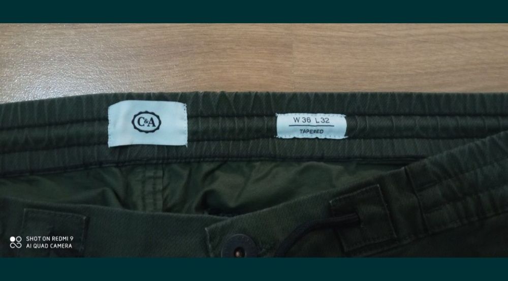 Pantaloni conici