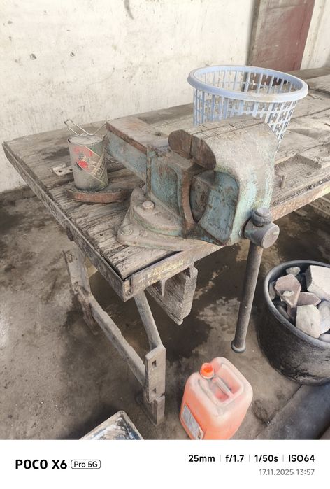 Дверь труба и стол тиска