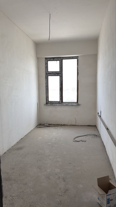 Нурафшон шахарда 3 хонали уй срочно сотилади.