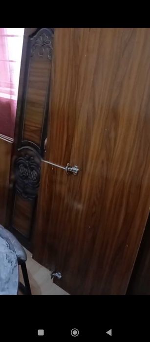 Шифоньер отличная из хорошего качества и стол