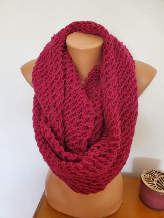Ръчно плетен дамски кръгъл шал.
