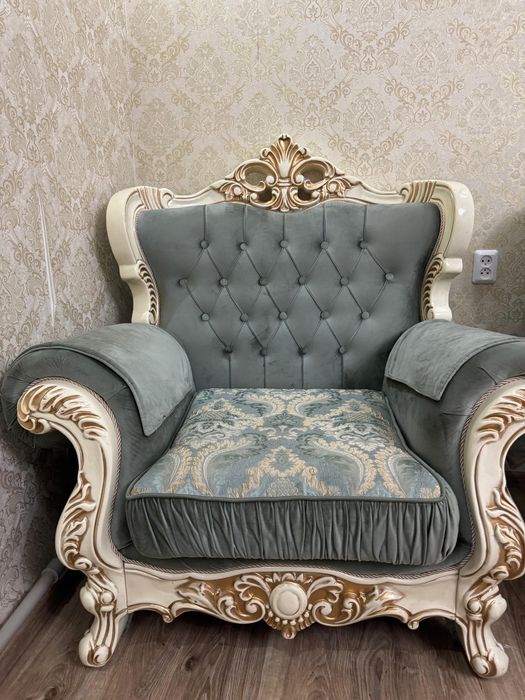 продам диван с двумя креслами