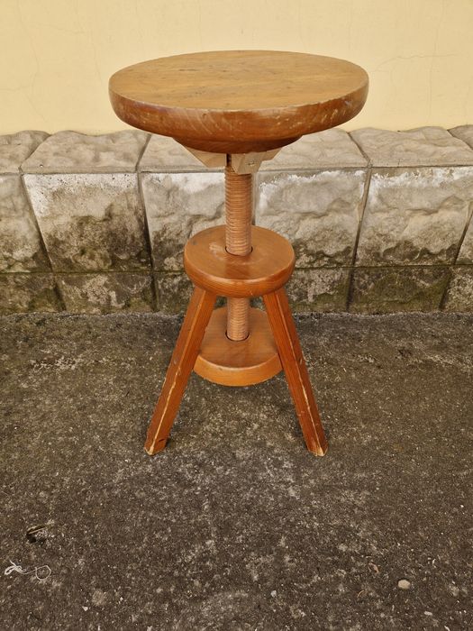 Индустриално антикварно работно дървено столче