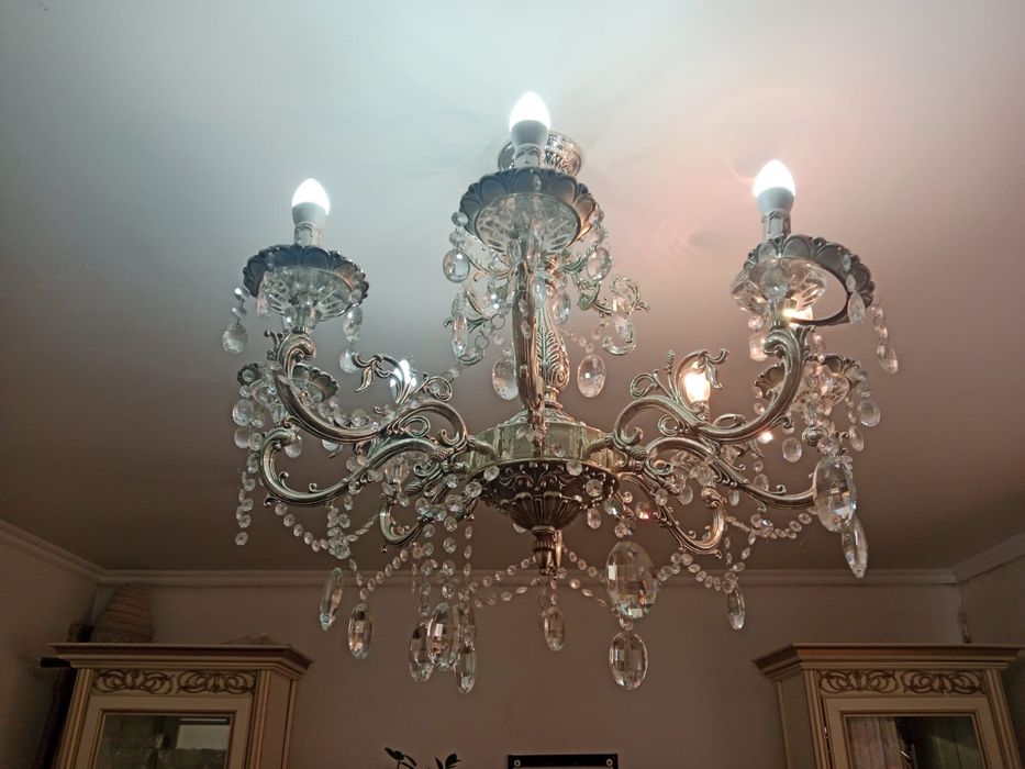 Стол стулья люстра стена шкаф