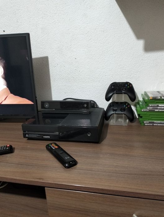 Vând Xbox one cu jocuri