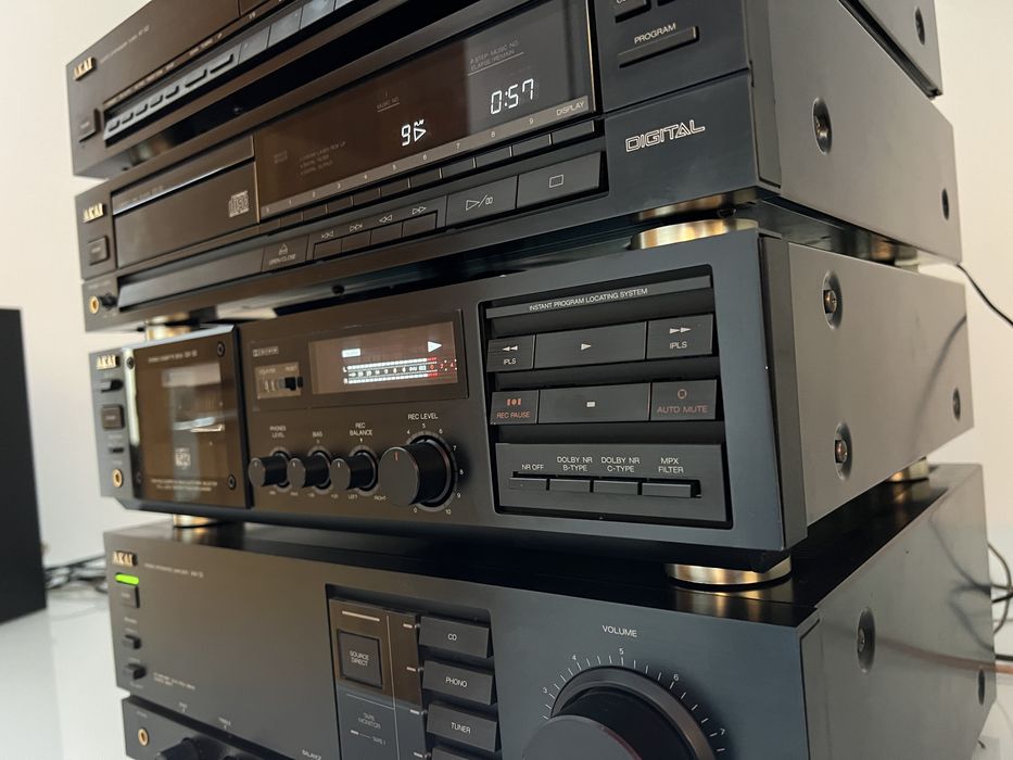 Linie Akai deck GX-32, amplificator AM-32, CD-32, tuner AT-52