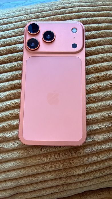 Vând schimb iphon 17pro ,el defapt e un iphon 11 bagat în carcasa de 17pro tot functional astept oferte