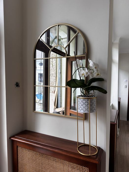 Inchiriez spatiu ptr birou/salon, zona ultracentrala, 2 camere de aprox 20 mp fiecare, recent renovat, cu acces la gradina(spatiul poate fi mobilat)