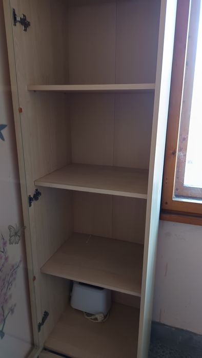 Висок шкаф от светла дървесина