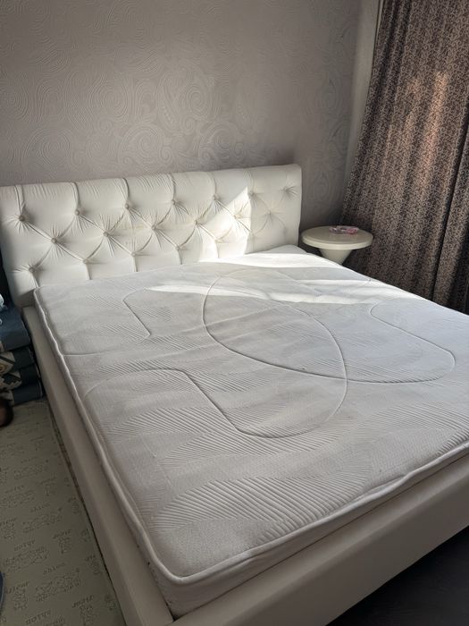 Кровать двуспальная с матрасом