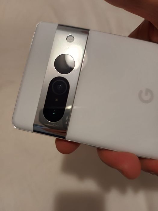 Google Pixel 7 Pro - 256GB + 2 încărcătoare wireless