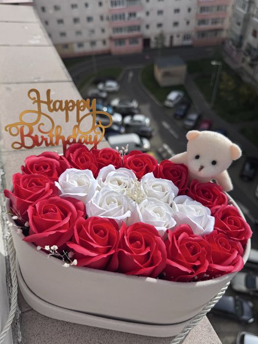 Vand aranjamente cu trandafiri din sapun