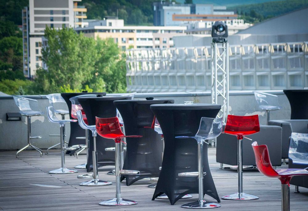 Inchiriez mese de cocktail, bar, petreceri, nunti si evenimente.