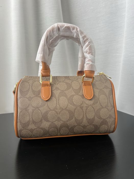 Geanta Coach maro cu imprimeu logo si detalii camel – stare noua