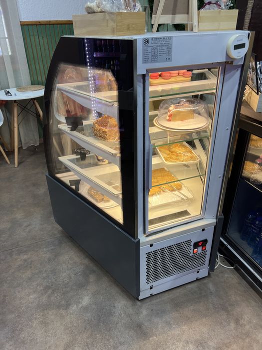 Ъглова сладкарска витрина