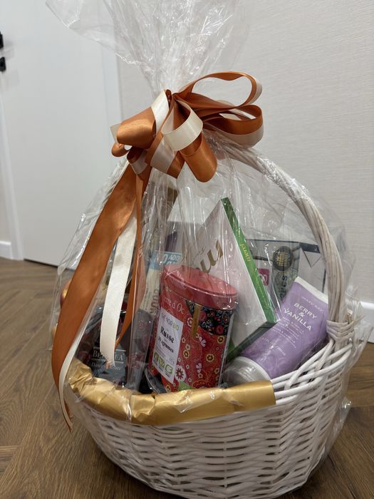 Красивая подарочная корзина