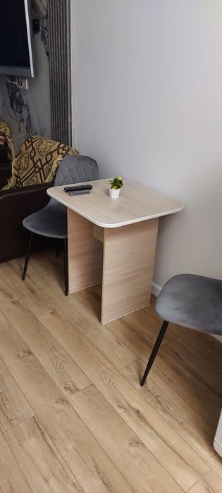 Продам срочно стол б.у