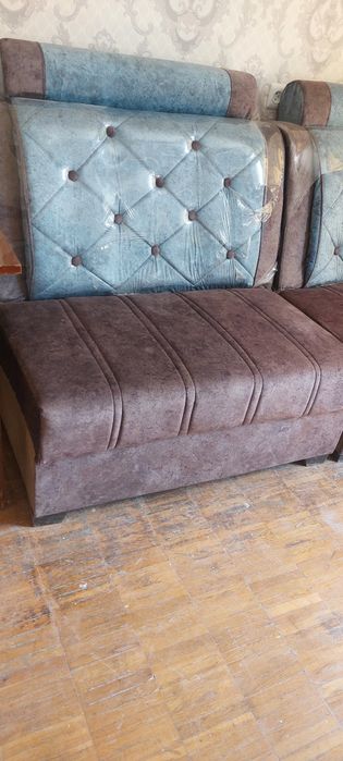 Продаётся диван и два кресла.