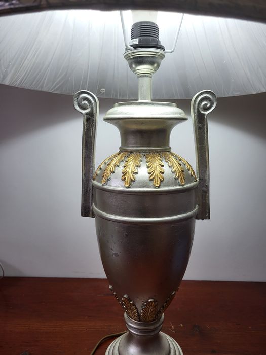 Настольная лампа с абажуром