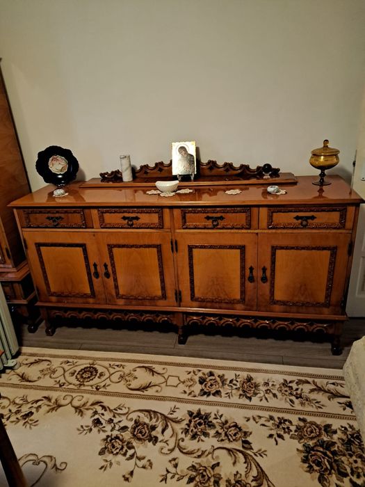 Set mobilă lemn masiv nuc – canapea, vitrină cu oglindă, masă extensib