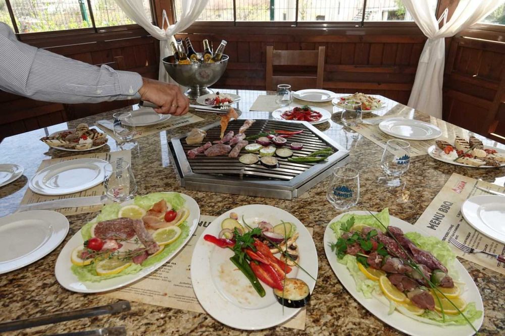 Продажба на оборудвани BBQ беседки