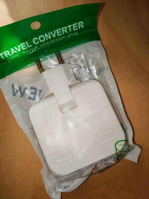 ултратънък въртящ се разклонител / преходник за контакт (180° Swivel Travel Converter).