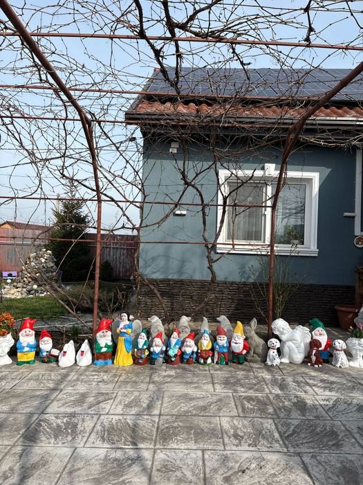 Vând figurine de grădină făcute din  materiale  rezistente la ploaie