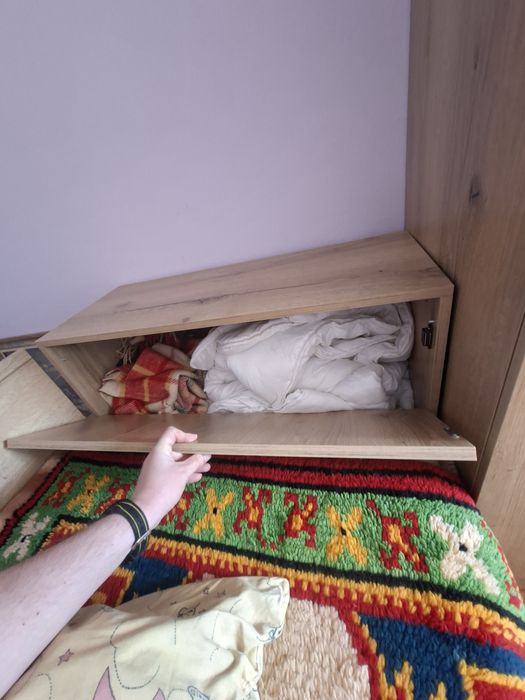 2 дървени легла с матраци и ракли