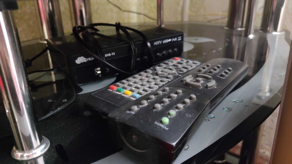 Телевизор LG (рабочий) + тюнер + 2 пульта