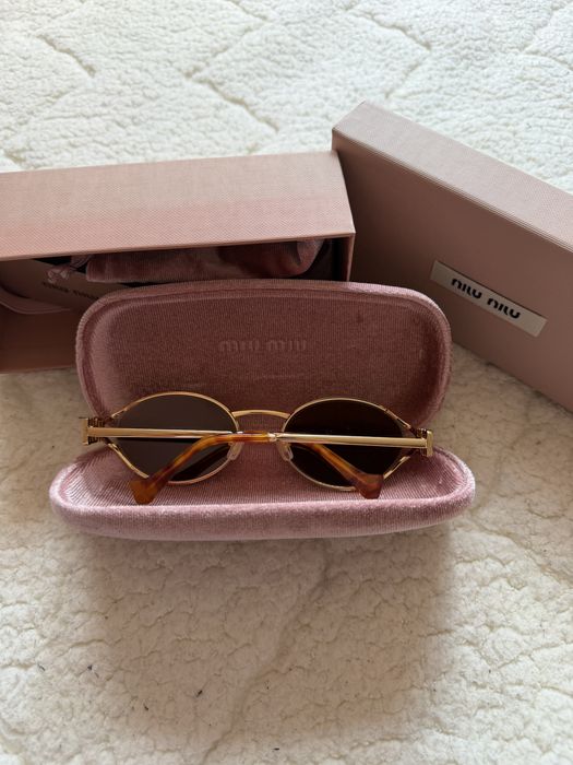 Нови слънчеви очила MIU MIU