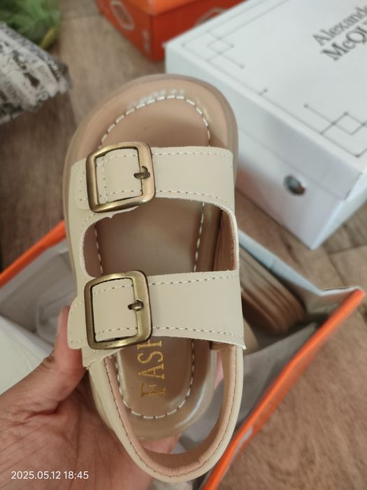 Продаю сандали детские