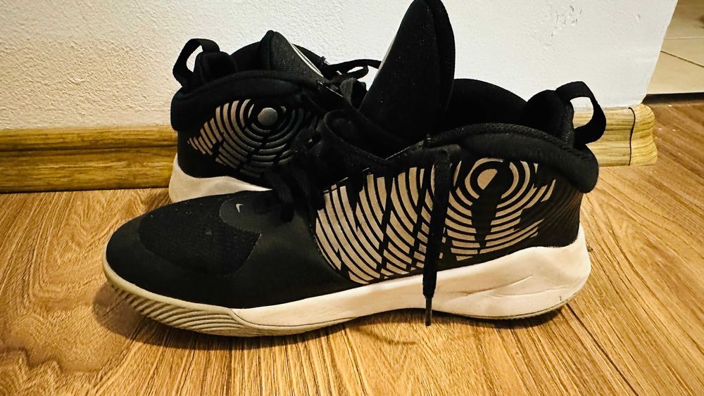 Nike Team Hustle, Baschet Copii, închidere arici, Argintiu Metalic, 39