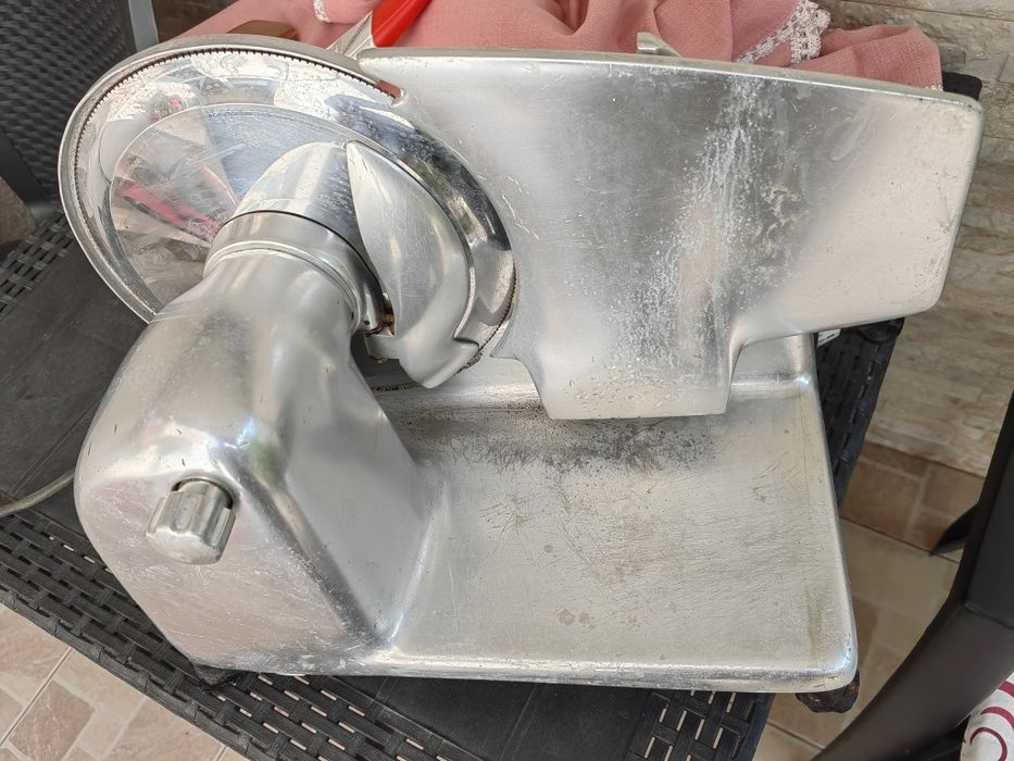 Продавам професионална кухненска машина за рязане