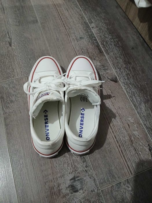 Vand teniși conversi