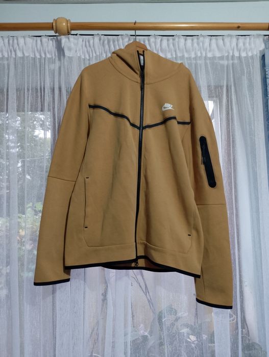 ЧИСТО НОВО горнище на Nike tech fleece бежов