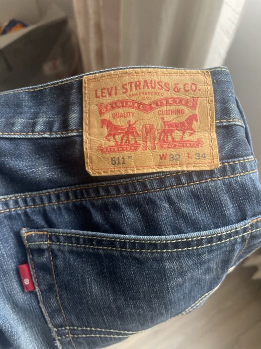 Blugi Levi s barbati