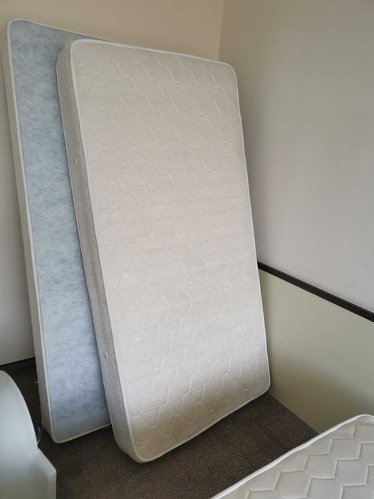 Единични легла  със двулицев матрак и основа