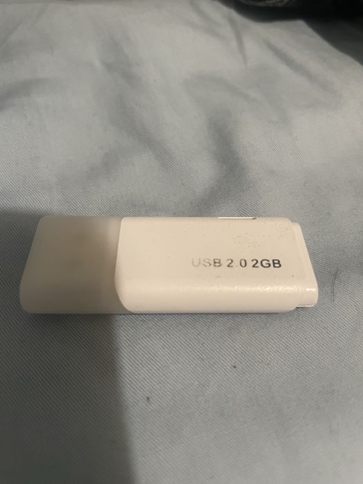 Fleshka sotiladi 2GB, 4GB