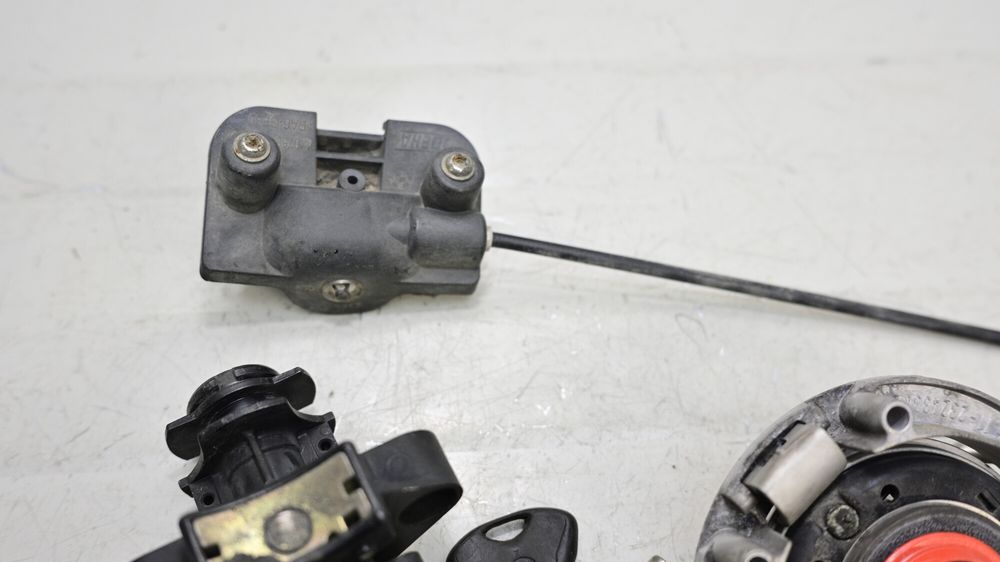 Set Incuietoare Capac Buson  Incuietori Cheie BMW R1200RT 2005 - 2009