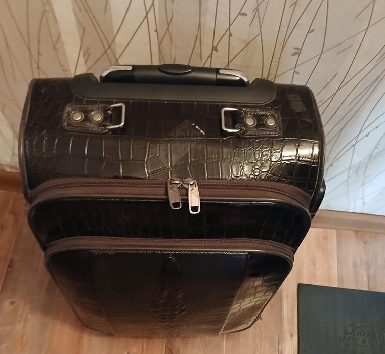 Чемодан  4000 тенге