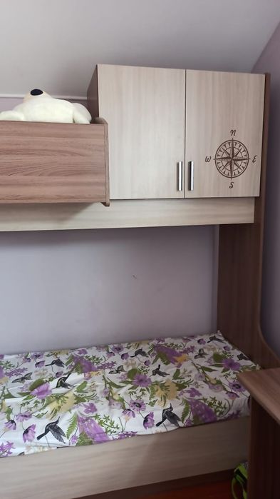 Двухэтажная кровать и стол