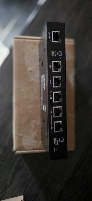 Router Ubiquiti Gigabit EdgeRouter ERPoe-5 (NU STIU DACA ESTE FUNCTIONAL SAU DEFECT)