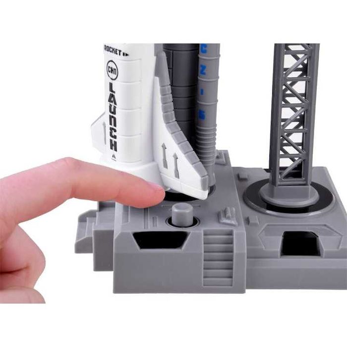 Космическа станция с кран, ракети и астронавти