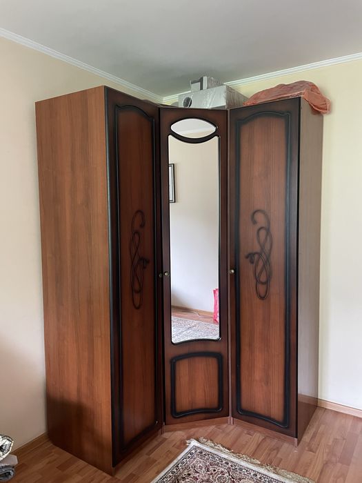 Продаю угловой большой шкаф