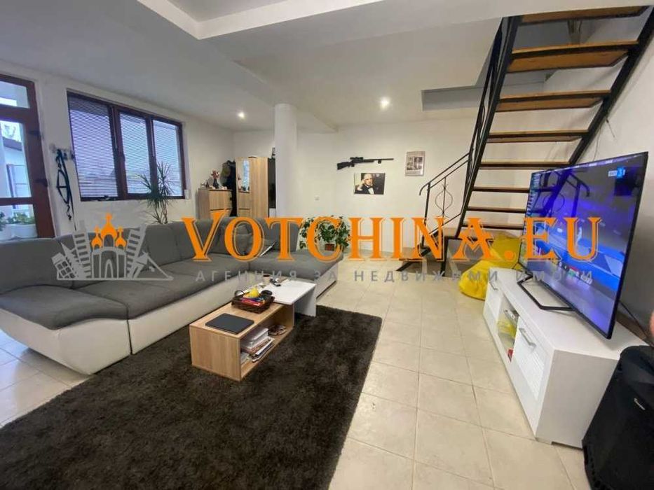 Двуетажна къща с двор в село Безводица