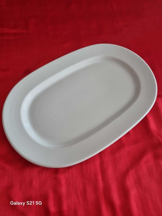 Порцеланови чинии и плата