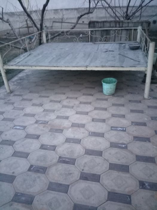 Sori eski lekin mustaxkam hech qayeriga zarar yetmagan boyasa yangidek